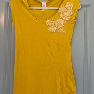 Mustard yellow teeshirt